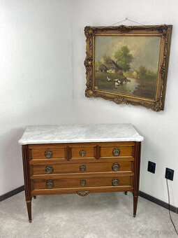 Masívna šuplíková komoda s mramorom