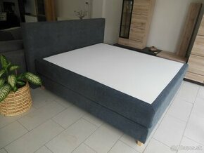 Moderná posteľ boxspring.