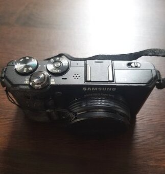 Samsung EX1 a nabíjačka OLYMPUS Li-41C