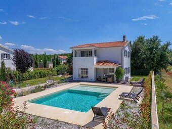 ISTRIA, VIŽINADA – Rodinný dom s bazénom v tichom prostredí