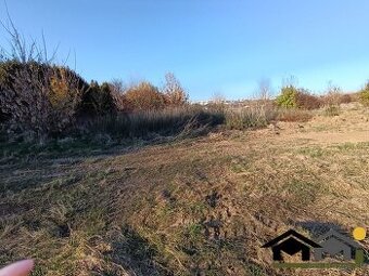 Rovinatý stavebný pozemok 976 m² v tichej lokalite – ideálny