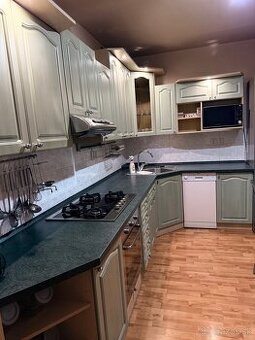 Kuchynská linka plus stolík so spotrebičmi