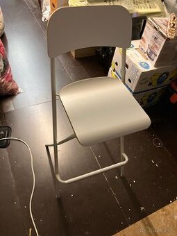 Darujem dve biele barové stoličky Ikea