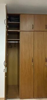 Predám 4 ks vešiakové skrine s nadstavcom - kancelária