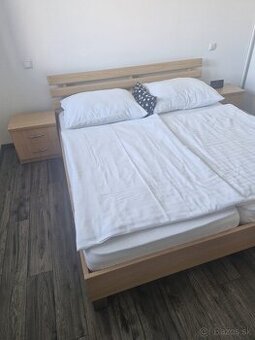 Postel s nočnými stolíkami a komodou