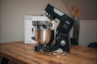 Predám kuchynský robot Black+Decker 1000 W – ako nový
