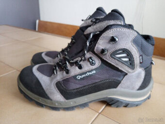 Panska kozena outdoorova obuv Quechua Essensole.