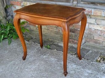 Stolík z orechového dreva