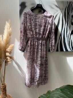 Šifónové fialové šaty