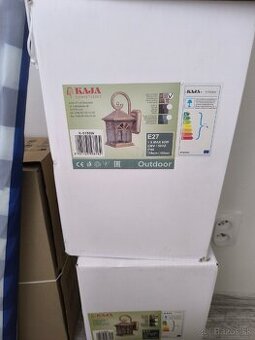 Svetlo na stenu domu lampáš