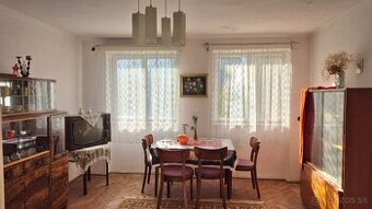 Exkluzívne ponúkame na predaj veľký 3.izbový byt s pozemkom.