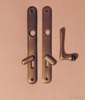 Štíty na dvere a kľučka