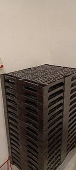 Predám plastové palety 80 x 60 CM . 16 kusov.