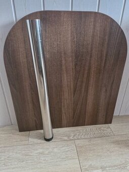 Hnedý stôl k stene