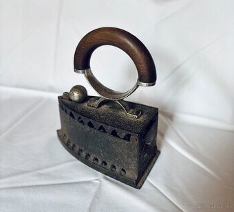 Starožitná žehlička na drevené uhlie