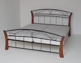 Čierna kovová posteľ s matracmi