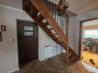 Samonosné drevené schody so zábradlím