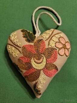 Srdiečka handmade - vyšívané krivou ihlou