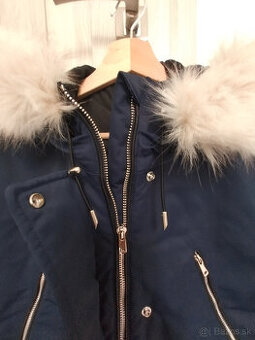 znackova damska bunda s kapucnou s kozusinou