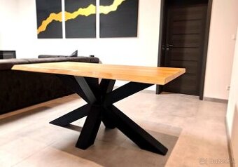 Dizajnový masívny jedálenský stôl – ručná výroba