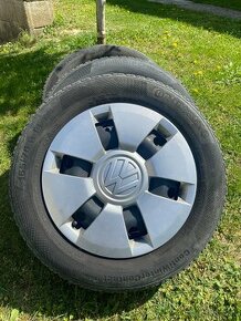 Plechové disky 4x100 5jxR14 et35 s puklicami VW + zimné pneu