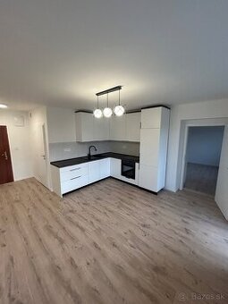 Na prenájom: 2- izbový byt s parkovacím miestom a záhradou