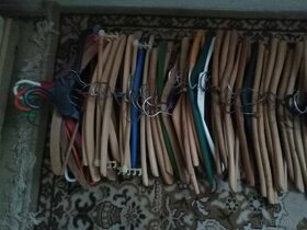 Darujem k niečomu cca 45 ks vešiakova