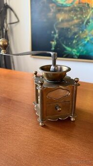 Mosadzný vintage mlynček na kávu – zberateľský kúsok / dekor