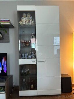 Velka skrina do obyvacky, vitrina a polica