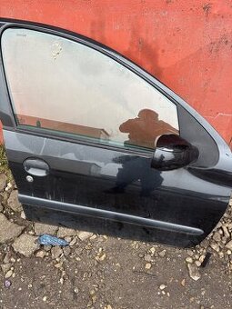 Predam predne prave dvere peugeot 206