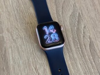 Apple Watch SE 40mm – Rose Gold s modrým náramkom