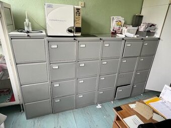 Kovový regál pre zdravotnú dokumentáciu