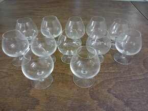 Sklenené poháre na koňak a iné