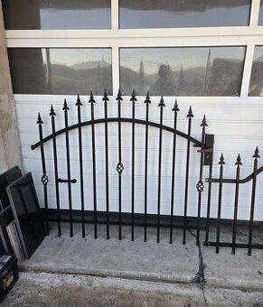 Kovaný plot brána