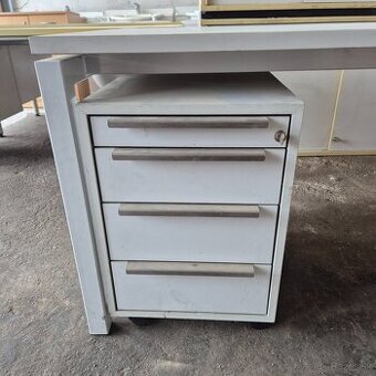 Predam kancelarske stoly a skrinky