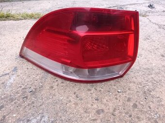 Predam zadne svetla na vw golf 5 combi