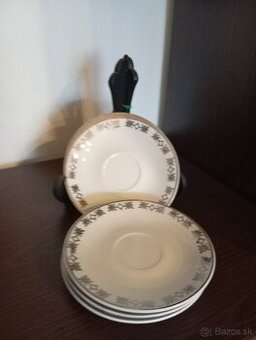 porcelánové tanieriky so strieborným motívom