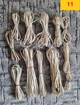 Telefónne káble, zásuvky a zástrčky.