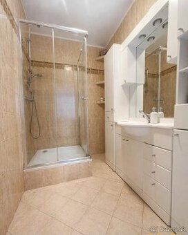 🔥SÍDLISKO F + ZREKONŠTRUOVANÝ 3-IZB. BYT S BALKÓNOM – TOPOĽ