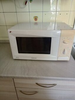 Predám plnefunkčná mikrovlnná rúra s jednoduchou obsluhou