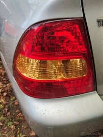 Predám ľavé zadné svetlo toyota corolla 2002 sedan E12