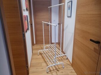Ikea Rigga stojan/vešiak na oblečenie na koliečkách
