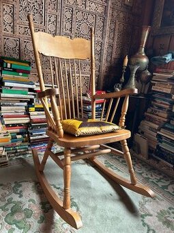 Starožitné drevené hojdacie kreslo – masív