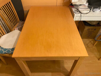 Predám rozťahovací jedálenský stôl plus štyri stoličky