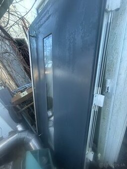 Plastové exteriérové dvere s presklením