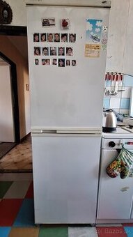 Predám staršiu funkčnú kombinovanú chladničku.