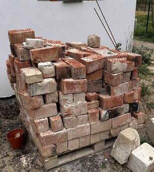 Tehly z rozobratej stavby, rôzne kusy
