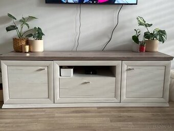 Stolík pod TV