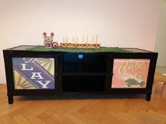 Zachová skrinka pod TV