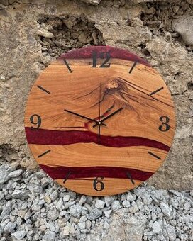 Dubové hodiny s vínovým epoxidom